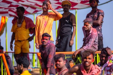 Varanasi, Uttar Pradesh, Hindistan - 04 Mart 2023: Masan Holi, Mankarnika ghat 'ındaki bayram bayramını renklerle ve eğlenceyle kutlayan kimliği belirsiz bir grup insan. Holi festivalinde mutlu yüzler