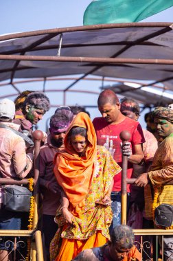 Varanasi, Uttar Pradesh, Hindistan - 04 Mart 2023: Masan Holi, Mankarnika ghat 'ındaki bayram bayramını renklerle ve eğlenceyle kutlayan kimliği belirsiz bir grup insan. Holi festivalinde mutlu yüzler