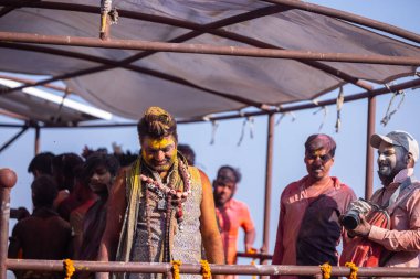 Varanasi, Uttar Pradesh, Hindistan - 04 Mart 2023: Masan Holi, Mankarnika ghat 'ındaki bayram bayramını renklerle ve eğlenceyle kutlayan kimliği belirsiz bir grup insan. Holi festivalinde mutlu yüzler