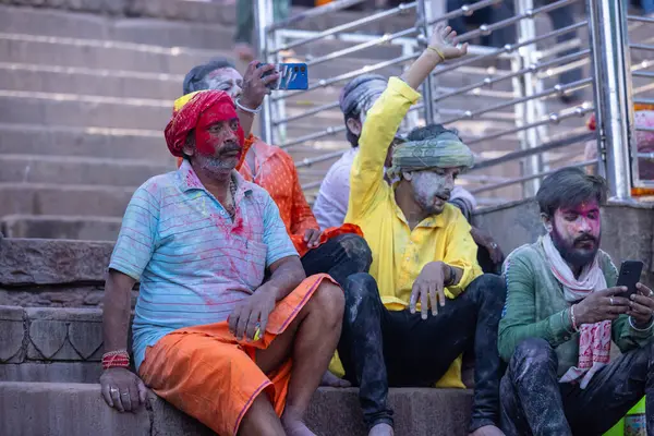 Varanasi Uttar Pradesh Intia Maaliskuu 2023 Masan Holi Ryhmä Tunnistamattomia kuvapankin valokuva