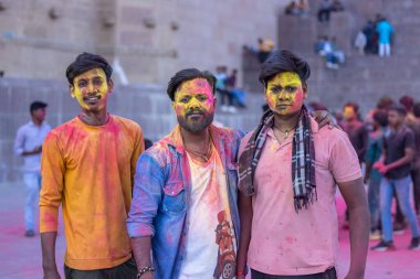 Varanasi, Uttar Pradesh, Hindistan - 04 Mart 2023: Masan Holi, Mankarnika ghat 'ındaki bayram bayramını renklerle ve eğlenceyle kutlayan kimliği belirsiz bir grup insan. Holi festivalinde mutlu yüzler