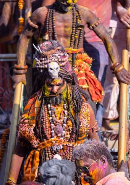 Varanasi, Uttar Pradesh, Hindistan - Mart 04: 2023: Masan Holi, Varanasi 'deki manikarnika ghat' ında düzenlenen masaan holi kutlamasında Lord Shiva gibi giyinmiş bir erkek sanatçının portresi