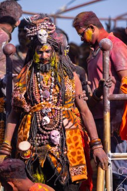 Varanasi, Uttar Pradesh, Hindistan - Mart 04: 2023: Masan Holi, Varanasi 'deki manikarnika ghat' ında düzenlenen masaan holi kutlamasında Lord Shiva gibi giyinmiş bir erkek sanatçının portresi