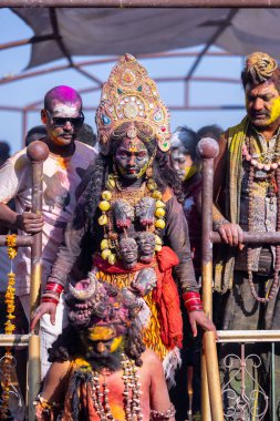 Varanasi, Uttar Pradesh, Hindistan - Mart 04, 2023: Masan Holi, Varanasi 'deki manikarnika ghat' ında Masabika Holi 'nin kutlaması sırasında tanrıça olarak yüzünü boyamış bir kadın sanatçının portresi