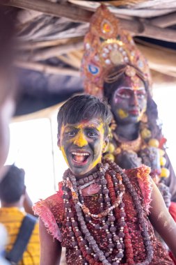 Varanasi, Uttar Pradesh, Hindistan - Mart 04: 2023: Masan Holi, kimliği belirlenemeyen bir çocuğun portresi, Karnika ghat 'ında kutlanıyor. Holi festivalinde mutlu yüzler