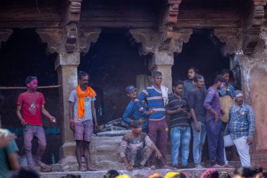 Varanasi, Uttar Pradesh, Hindistan - Mart 04, 2023: Masan Holi, Mankarika ghat 'ındaki Holi bayramını kutlayan kimliği belirsiz bir grup. Holi festivalinde mutlu yüzler
