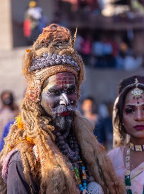 Varanasi, Uttar Pradesh, Hindistan - Mart 04, 2023: Masan Holi, Varanasi 'deki manikarnika ghat' ında düzenlenen masaan holi kutlaması sırasında Lord Shiva gibi giyinmiş bir erkek sanatçının portresi