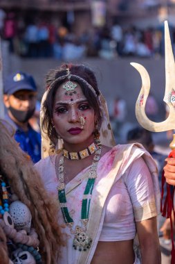 Varanasi, Uttar Pradesh, Hindistan - Mart 04: 2023: Masan Holi, Varanasi 'deki manikarnika ghat' ında düzenlenen masaan holi kutlamaları sırasında tanrıça olarak bir kadın sanatçının portresi