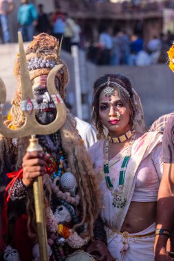 Varanasi, Uttar Pradesh, Hindistan - Mart 04, 2023: Masan Holi, Varanasi 'deki manikarnika ghat' ında düzenlenen masaan holi kutlaması sırasında Lord Shiva gibi giyinmiş bir erkek sanatçının portresi