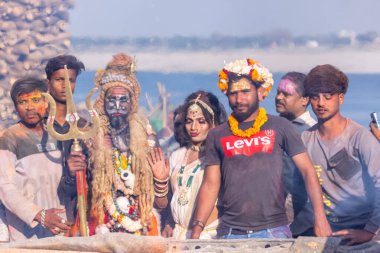 Varanasi, Uttar Pradesh, Hindistan - Mart 04, 2023: Masan Holi, Varanasi 'deki manikarnika ghat' ında düzenlenen masaan holi kutlaması sırasında Lord Shiva gibi giyinmiş bir erkek sanatçının portresi