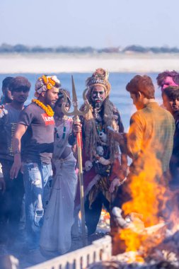 Varanasi, Uttar Pradesh, Hindistan - Mart 04: 2023: Masan Holi, Varanasi 'deki manikarnika ghat' ında düzenlenen masaan holi kutlamasında Lord Shiva gibi giyinmiş bir erkek sanatçının portresi