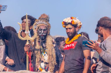 Varanasi, Uttar Pradesh, Hindistan - Mart 04: 2023: Masan Holi, Varanasi 'deki manikarnika ghat' ında düzenlenen masaan holi kutlamasında Lord Shiva gibi giyinmiş bir erkek sanatçının portresi