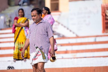 Varanasi, Uttar Pradesh, Hindistan - 05 Mart 2023: Varanasi 'deki çetelerin yakınındaki ghat' larda geleneksel giyinmiş kutsal Hint Brahmin erkeğinin portresi