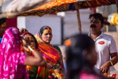 Varanasi, Uttar Pradesh, Hindistan - 05 Mart 2023: Varanas 'ta nehir keneviri yakınlarındaki Holy Ghat' ta geleneksel sari giymiş Hintli bir kadının portresi 