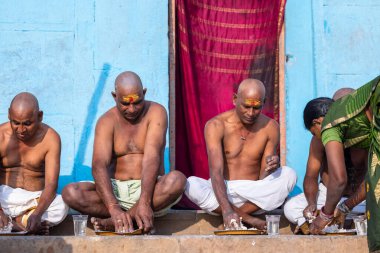 Varanasi, Uttar Pradesh, Hindistan - 05 Mart 2023: Varanasi 'deki nehir çetelerinin yakınlarındaki Kedar ghat' ta tanımlanamayan Brahmin Güney Hint erkeklerinin portresi