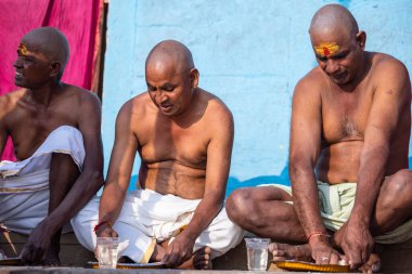 Varanasi, Uttar Pradesh, Hindistan - 05 Mart 2023: Varanasi 'deki nehir çetelerinin yakınlarındaki Kedar ghat' ta tanımlanamayan Brahmin Güney Hint erkeklerinin portresi