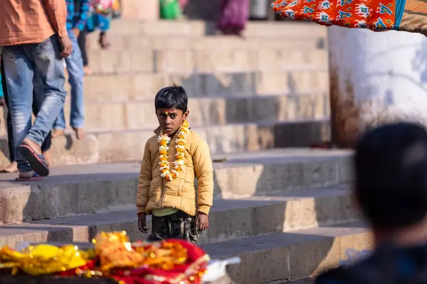 Varanasi Uttar Pradesh India March 2023 Portrait Young Boy Walking — Stock Photo, Image