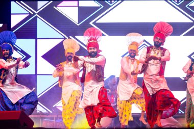 Bikaner, Rajasthan, Hindistan - 14 Ocak 2023: Punjab 'dan bir grup genç Punjab erkek sanatçısı bikaner deve festivalinde geleneksel renkli bhangra dansı yapıyorlar