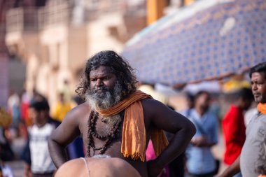 Varanasi, Uttar Pradesh, Hindistan - 05 Mart 2023: Varanasi 'deki nehir çetelerinin yakınlarındaki tat dashashwamedh ghatlarında eski kutsal Hint Brahmin erkeğinin portresi