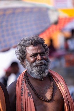 Varanasi, Uttar Pradesh, Hindistan - 05 Mart 2023: Varanasi 'deki nehir çetelerinin yakınlarındaki tat dashashwamedh ghatlarında eski kutsal Hint Brahmin erkeğinin portresi