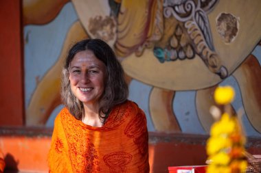 Varanasi, Uttar Pradesh, Hindistan - Mart 05 2023: Varanasi 'deki Ganga nehri yakınlarındaki geleneksel giysilerle yabancı kadın portresi