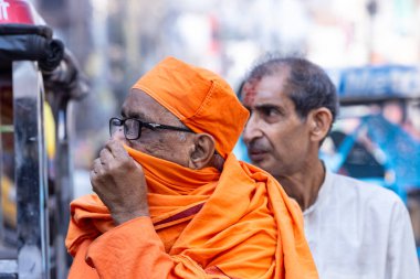 Varanasi, Uttar Pradesh, Hindistan - 05 Mart 2023: Varanasi 'deki çetelerin yakınındaki ghatlarda yürüyen geleneksel kutsal sadhu baba resmi. Kashi en eski ve kutsal şehirdir.