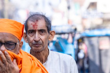 Varanasi, Uttar Pradesh, Hindistan - 05 Mart 2023: Varanasi 'deki çetelerin yakınındaki ghatlarda yürüyen geleneksel kutsal sadhu baba resmi. Kashi en eski ve kutsal şehirdir.