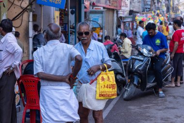 Varanasi, Uttar Pradesh, Hindistan - 05 Mart 2023: Gündoğumunda Varanasi 'de kutsal nehir çeteleri yakınlarında geleneksel giysili eski kutsal Hint Brahmin erkek portresi.