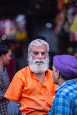 Varanasi, Uttar Pradesh, Hindistan - 05 Mart 2023: Varanasi 'deki çetelerin yakınındaki ghatlarda yürüyen geleneksel kutsal sadhu baba resmi. Kashi en eski ve kutsal şehirdir.