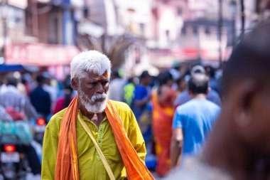 Varanasi, Uttar Pradesh, Hindistan - 05 Mart 2023: Varanasi 'deki çetelerin yakınındaki ghatlarda yürüyen geleneksel kutsal sadhu baba resmi. Kashi en eski ve kutsal şehirdir.