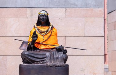 Varanasi 'deki Kashi Vishwanath tapınağına 35 ton ağırlığında, klorit şistinden yapılmış Adi Shankaracharya' nın 3,5 metrelik heykeli dikildi.