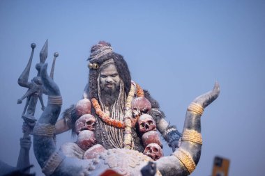 Masan Holi, Hindistan, Varanasi 'deki Harishchandra ghat' ta gelenek olarak Holi festivalini kutlarken yüzü ve vücudu kuru küllerle dolu bir Lord Shiv gibi davranan bir erkek sanatçı portresi..