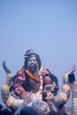Masan Holi, Hindistan, Varanasi 'deki Harishchandra ghat' ta gelenek olarak Holi festivalini kutlarken yüzü ve vücudu kuru küllerle dolu bir Lord Shiv gibi davranan bir erkek sanatçı portresi..