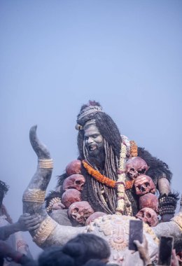 Masan Holi, Hindistan, Varanasi 'deki Harishchandra ghat' ta gelenek olarak Holi festivalini kutlarken yüzü ve vücudu kuru küllerle dolu bir Lord Shiv gibi davranan bir erkek sanatçı portresi..