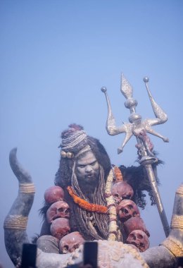 Masan Holi, Hindistan, Varanasi 'deki Harishchandra ghat' ta gelenek olarak Holi festivalini kutlarken yüzü ve vücudu kuru küllerle dolu bir Lord Shiv gibi davranan bir erkek sanatçı portresi..