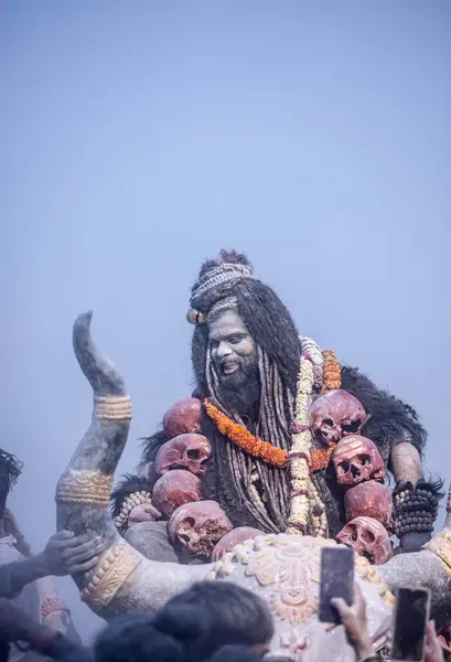 Masan Holi, Hindistan, Varanasi 'deki Harishchandra ghat' ta gelenek olarak Holi festivalini kutlarken yüzü ve vücudu kuru küllerle dolu bir Lord Shiv gibi davranan bir erkek sanatçı portresi..