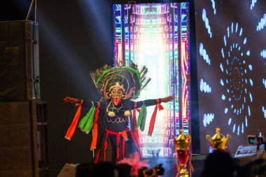 Bikaner, Rajasthan, Hindistan - 14 Ocak 2023 - Chhau dansı, ayrıca Chau ya da Chhaau olarak da yazılır, Hindistan 'ın doğu kesiminde, kabile ve halk geleneklerine dayanan yarı klasik Hint dansı.