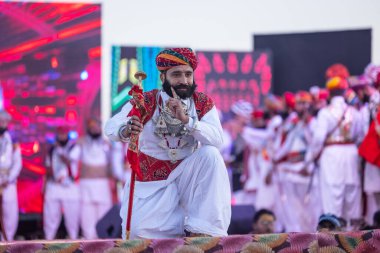Bikaner, Rajasthan, Hindistan - 14 Ocak 2023: Bikaner deve festivalinde geleneksel Rajasthani elbisesi, mücevheri ve türban giyen sakallı ve bıyıklı bir rajasthani erkeğinin portresi.