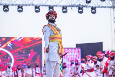 Bikaner, Rajasthan, Hindistan - 14 Ocak 2023: Bikaner deve festivalinde geleneksel Rajasthani elbisesi, mücevheri ve türban giyen sakallı ve bıyıklı bir rajasthani erkeğinin portresi.
