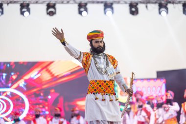 Bikaner, Rajasthan, Hindistan - 14 Ocak 2023: Bikaner deve festivalinde geleneksel Rajasthani elbisesi, mücevheri ve türban giyen sakallı ve bıyıklı bir rajasthani erkeğinin portresi.