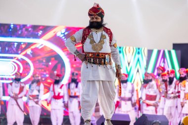 Bikaner, Rajasthan, Hindistan - 14 Ocak 2023: Bikaner deve festivalinde geleneksel Rajasthani elbisesi, mücevheri ve türban giyen sakallı ve bıyıklı bir rajasthani erkeğinin portresi.