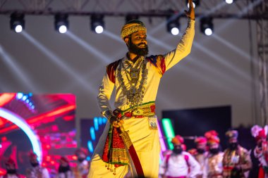 Bikaner, Rajasthan, Hindistan - 14 Ocak 2023: Bikaner deve festivalinde geleneksel Rajasthani elbisesi, mücevheri ve türban giyen sakallı ve bıyıklı bir rajasthani erkeğinin portresi.