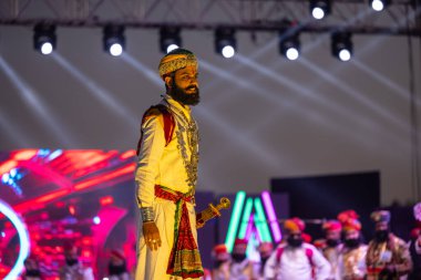 Bikaner, Rajasthan, Hindistan - 14 Ocak 2023: Bikaner deve festivalinde geleneksel Rajasthani elbisesi, mücevheri ve türban giyen sakallı ve bıyıklı bir rajasthani erkeğinin portresi.