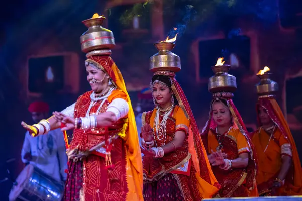 Pushkar Rajasthan Índia Novembro 2022 Uma Artista Feminina Executando Dança Fotos De Bancos De Imagens