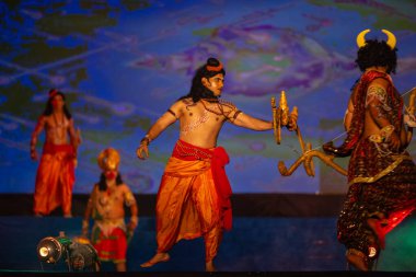Gaziabad, Uttar Pradesh, Hindistan - 23 Ekim 2023: Dussehra Festivali sırasında Ramlila 'da ok yayı karakteri Ramlila ile Hindu Tanrısı Laksman karakterini oynayan bir erkek ressamın portresi.