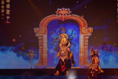 Gaziabad, Uttar Pradesh, Hindistan - 23 Ekim 2023: Alacakaranlık Festivali sırasında Ramlila 'da Sri Lanka Ravana' nın karakter kralını oynayan bir erkek sanatçının portresi.