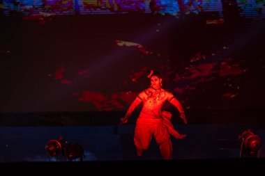 Gaziabad, Uttar Pradesh, Hindistan - 23 Ekim 2023: Alacakaranlık Festivali sırasında Ramlila 'da ok yayı karakteri Ramayana ile Hindu Tanrısı Müshil karakterini canlandıran erkek sanatçı.