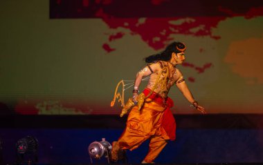 Gaziabad, Uttar Pradesh, Hindistan - 23 Ekim 2023: Alacakaranlık Festivali sırasında Ramlila 'da ok yayı karakteri Ramayana ile Hindu Tanrısı Müshil karakterini canlandıran erkek sanatçı.