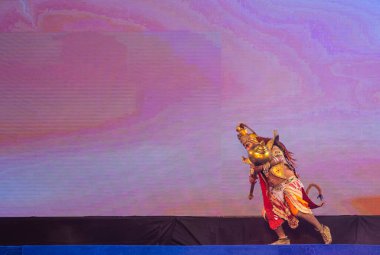 Gaziabad, Uttar Pradesh, Hindistan - 23 Ekim 2023: Dussehra Festivali 'nde Ramlila' da bir dövüş sahnesinde Hindu tanrı Hanuman karakterini canlandıran bir erkek sanatçı portresi.