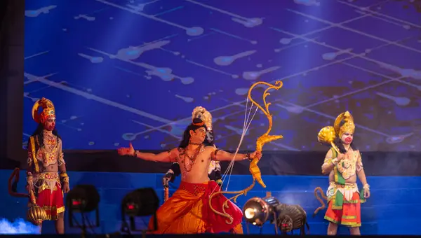 インドのウッタール プラデシュ州ガジバード 10月23日2023日 ダルセラ フェスティバルでラマヤナの矢の文字でヒンドゥー教の神ラクスマンのキャラクターを演じる男性アーティストの肖像 ロイヤリティフリーのストック画像